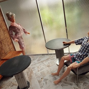 Легким движением руки супрематизм превращается...