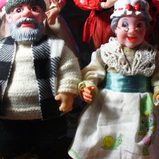 Бабушка рядышком с дедушкой