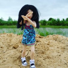 Девочки на берегу озера