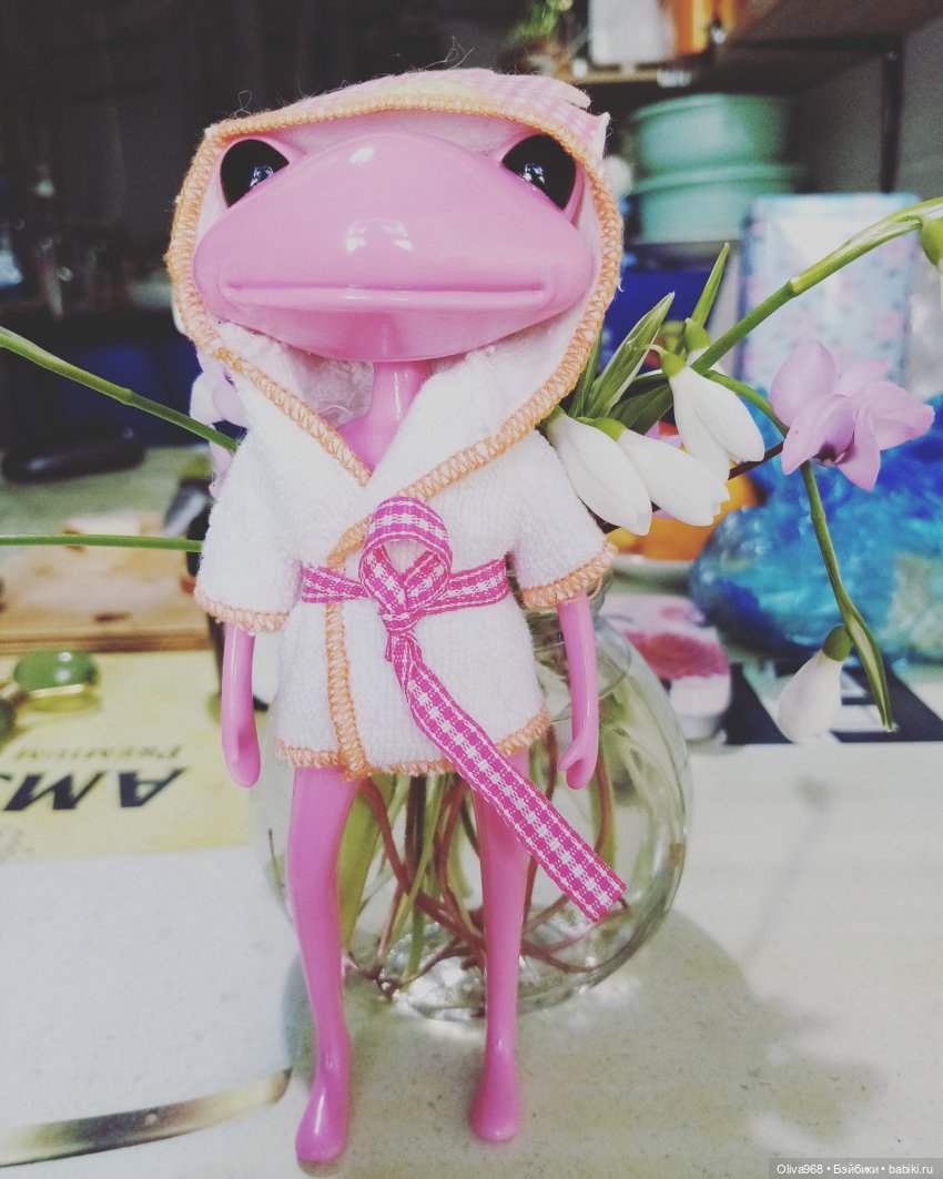 Моя Фаня с дороги только, халатик у Келли одолжила, тоже в гости к вам!!!