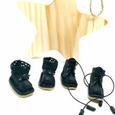 Черные ботинки.