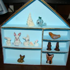 Витрина для коллекционной винтажной миниатюры.