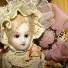 Куколка на ладошке