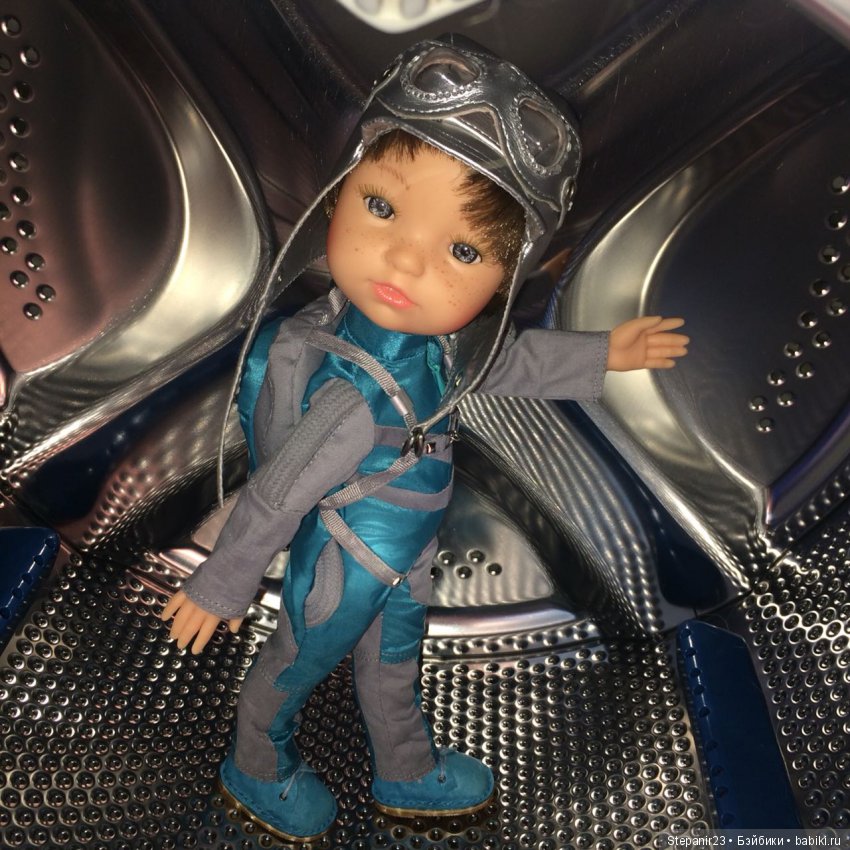 Мальчишки играют в космонавтов