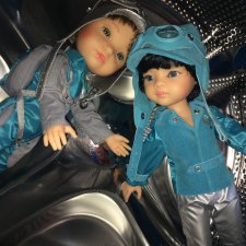 Мальчишки играют в космонавтов