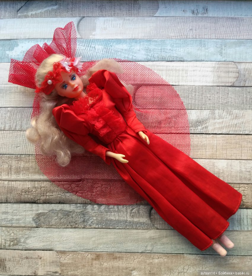 В оригинальном наряде. Аксессуары утеряны (сумочка,духи)