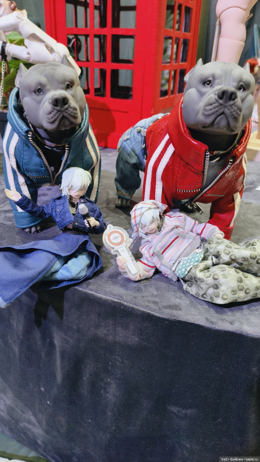 Когда ты на выставке с друзьями 🤩