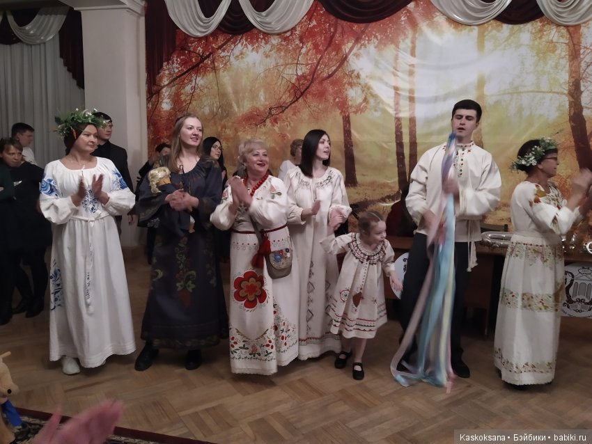 Люди и куклы в костюмах стиля "Подворье"