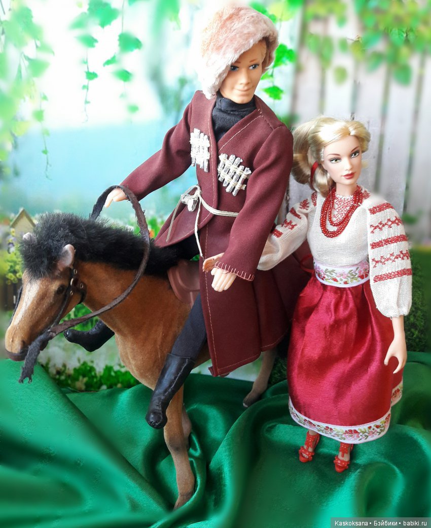 Люди и куклы в костюмах стиля "Подворье"