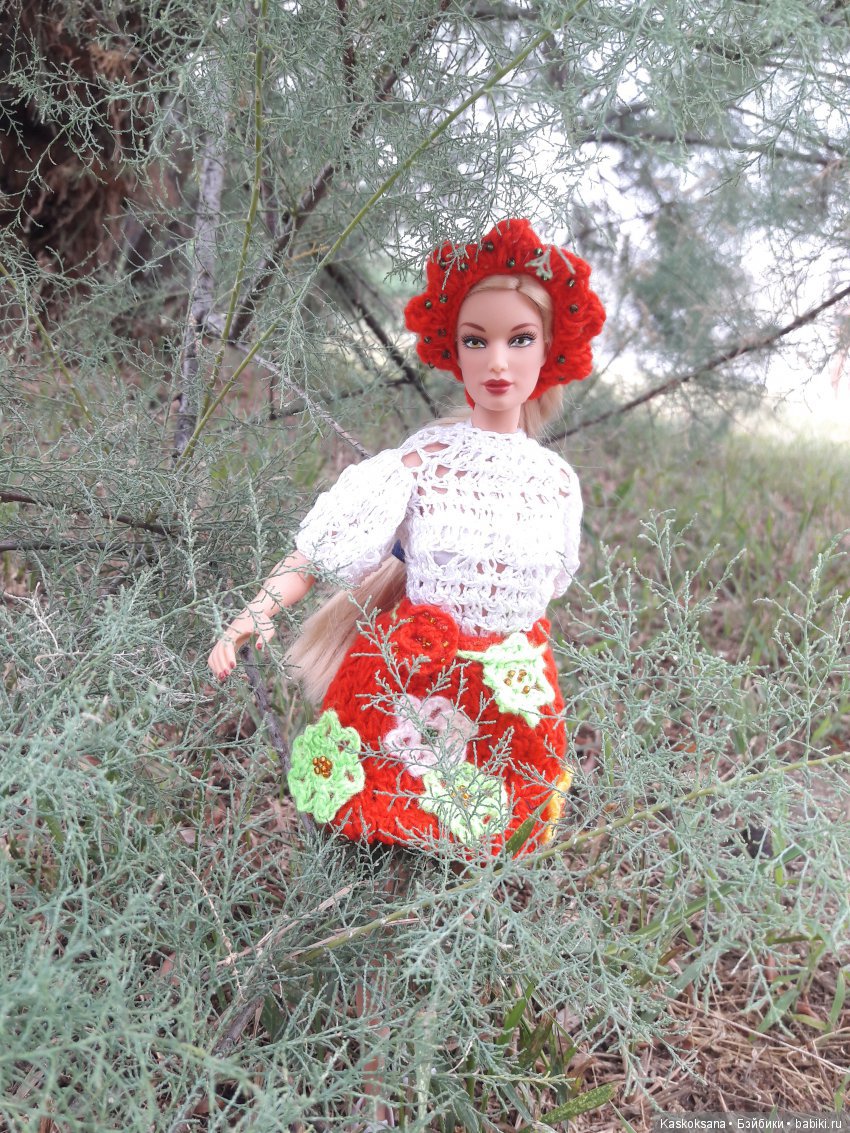 Люди и куклы в костюмах стиля "Подворье"