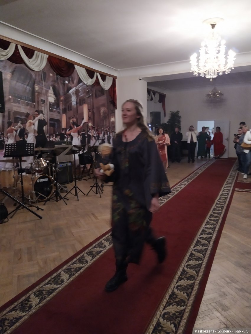 Люди и куклы в костюмах стиля "Подворье" (фото 7)