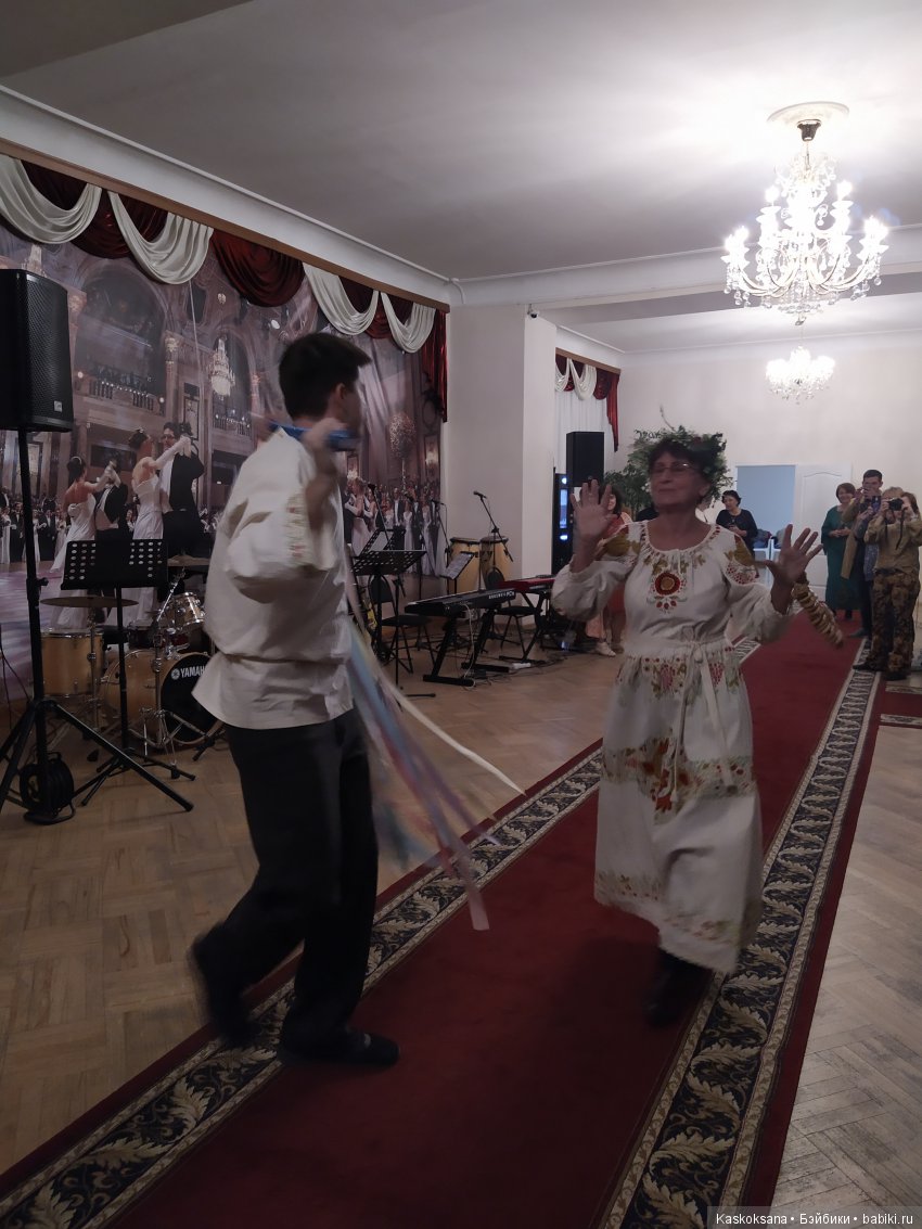 Люди и куклы в костюмах стиля "Подворье"