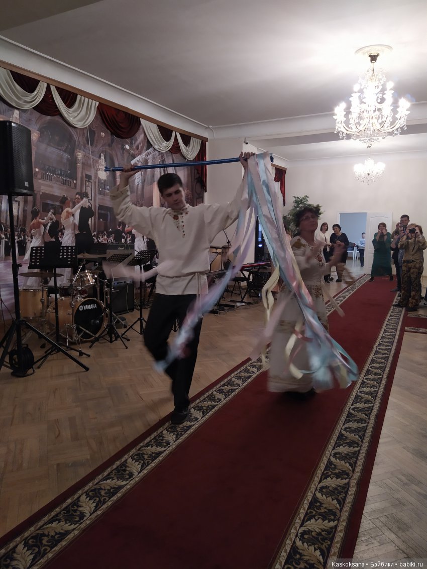 Люди и куклы в костюмах стиля "Подворье"