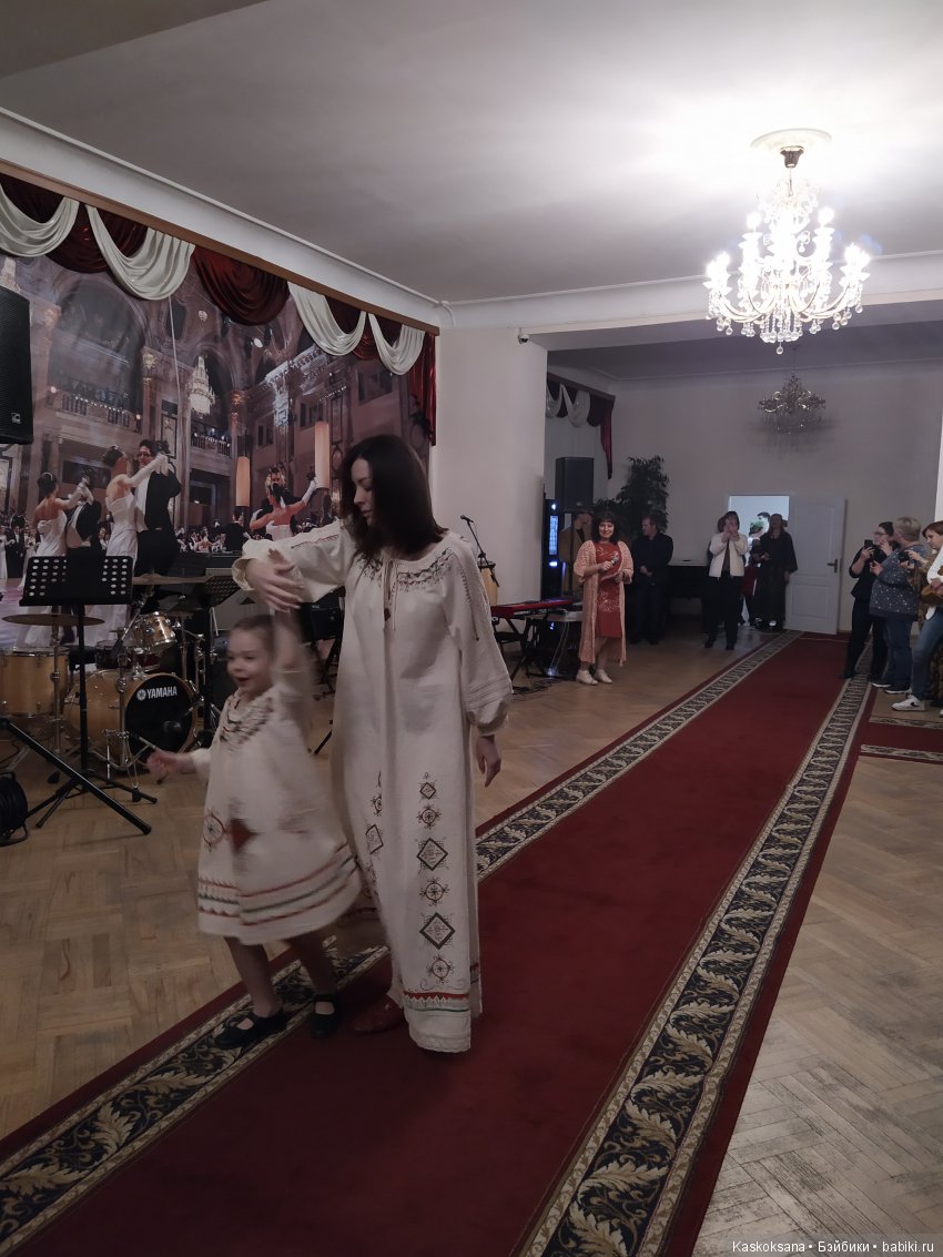 Люди и куклы в костюмах стиля "Подворье" (фото 4)