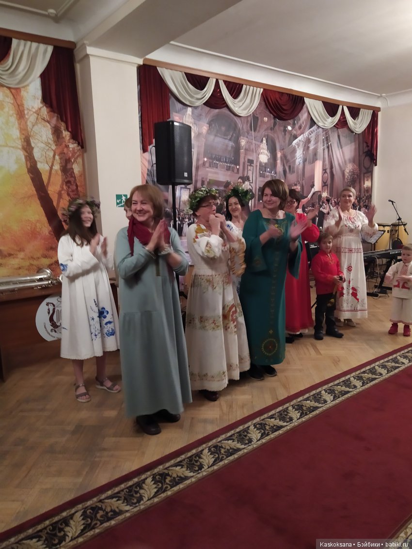 Люди и куклы в костюмах стиля "Подворье"