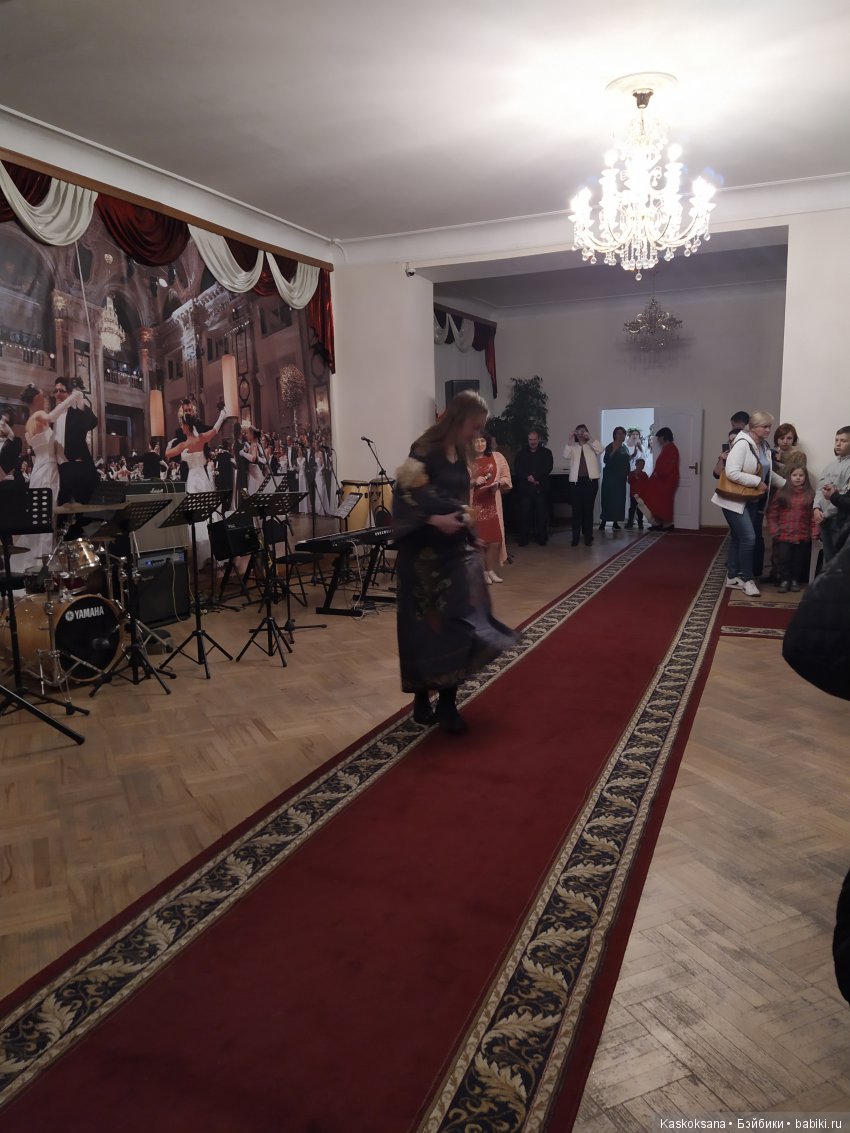 Люди и куклы в костюмах стиля "Подворье" (фото 6)