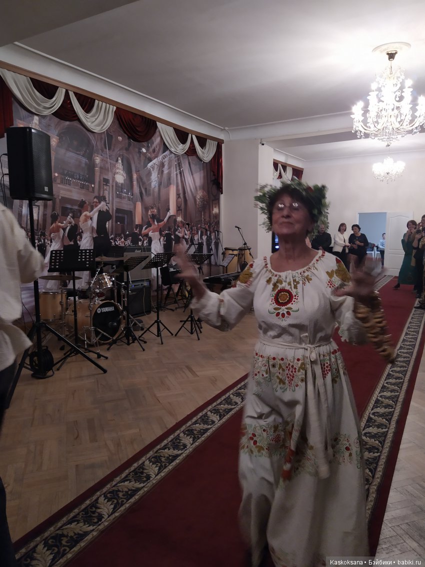 Люди и куклы в костюмах стиля "Подворье"