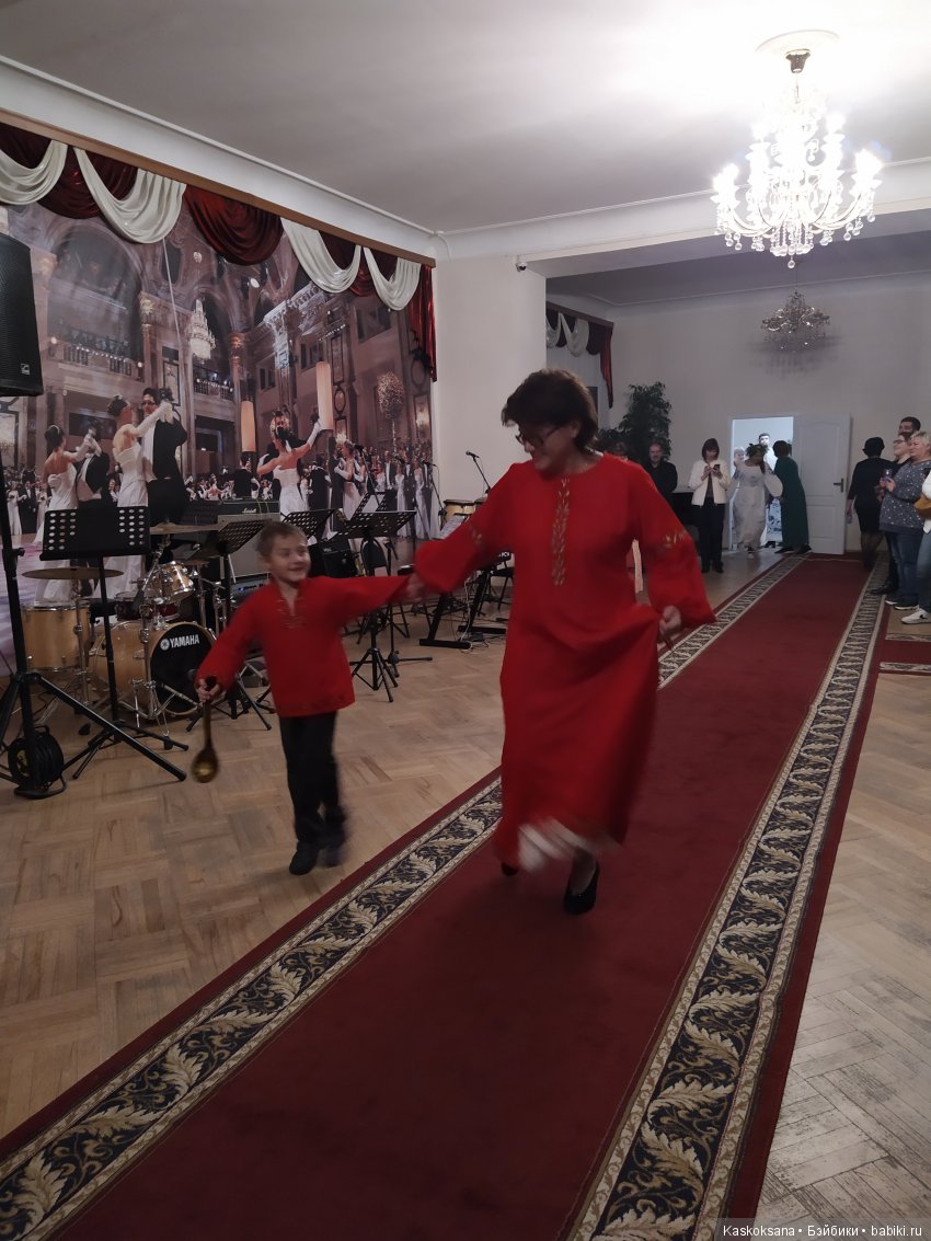 Люди и куклы в костюмах стиля "Подворье" (фото 8)