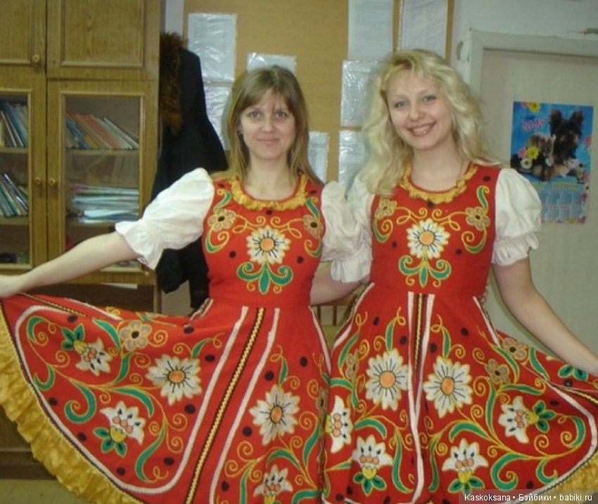 Люди и куклы в костюмах стиля "Подворье"