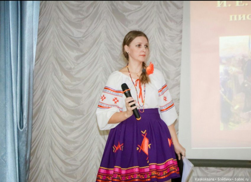 Люди и куклы в костюмах стиля "Подворье"