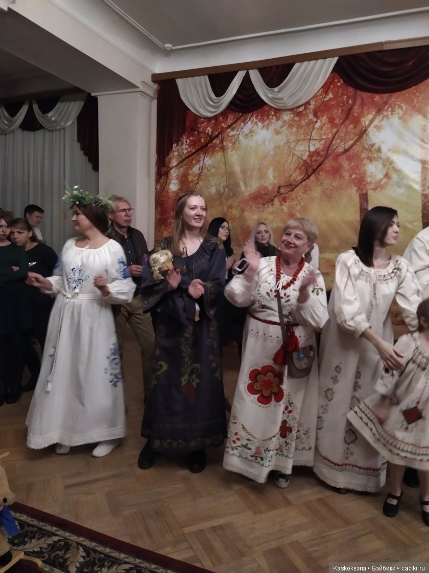 Люди и куклы в костюмах стиля "Подворье"