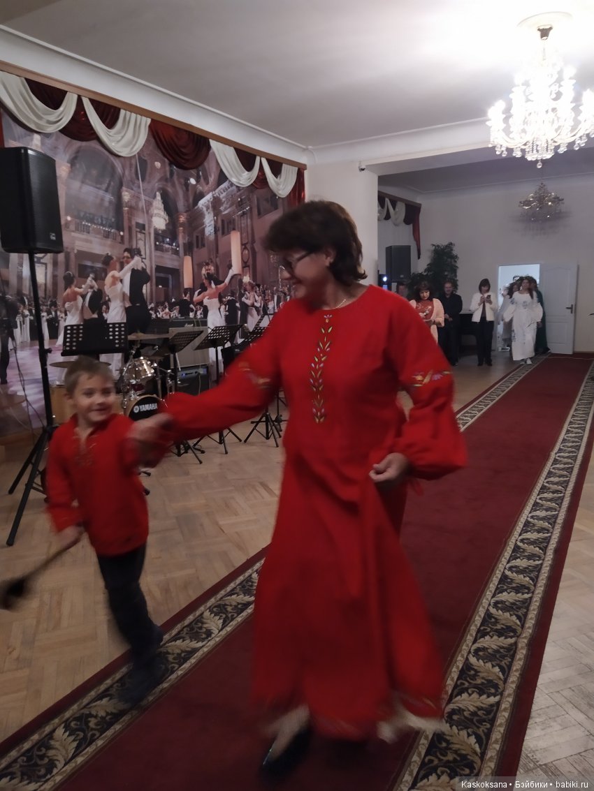 Люди и куклы в костюмах стиля "Подворье" (фото 9)