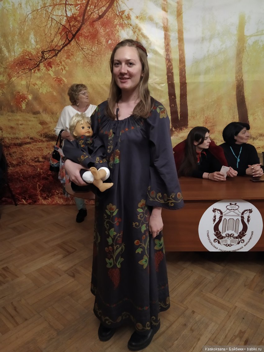 Люди и куклы в костюмах стиля "Подворье"