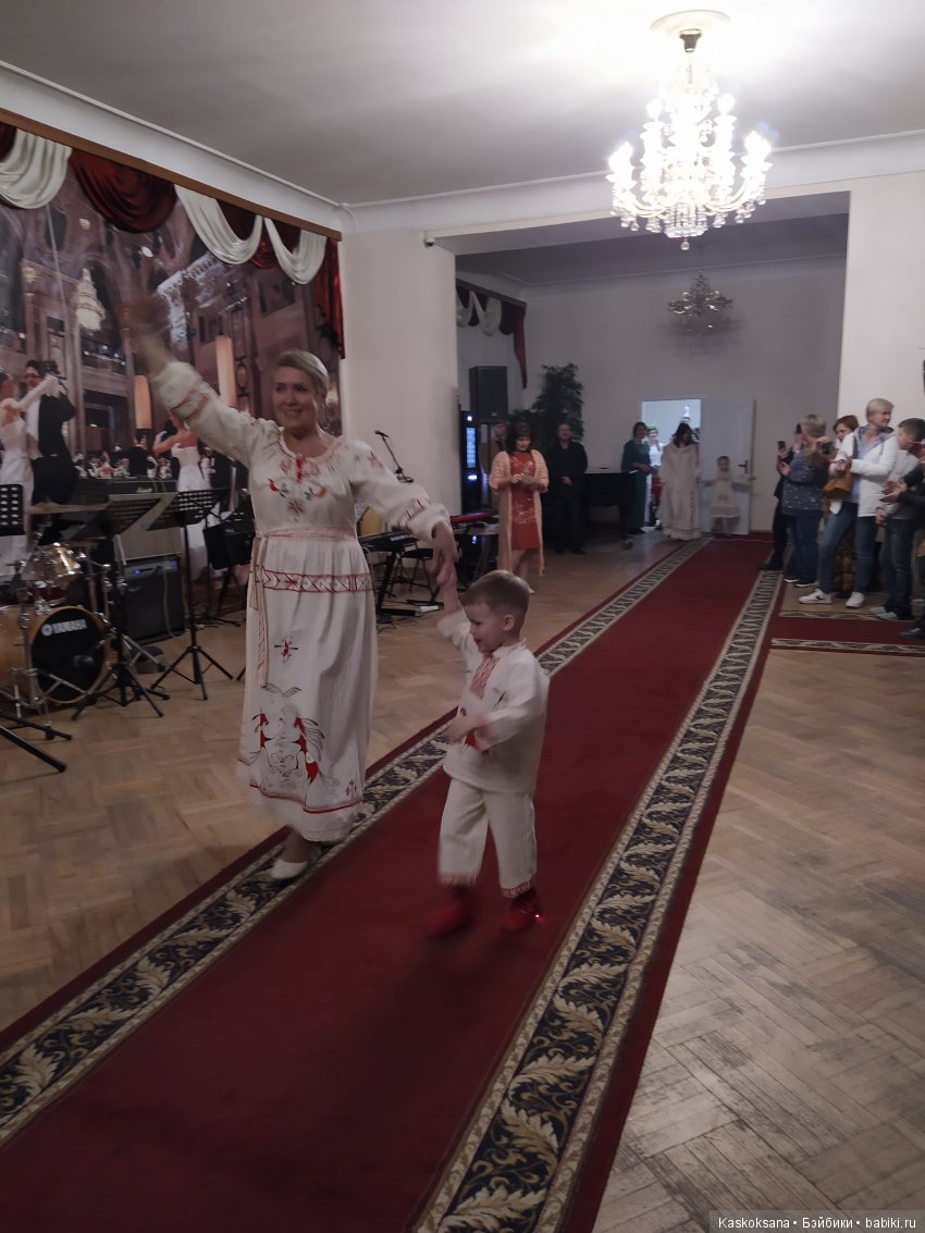 Люди и куклы в костюмах стиля "Подворье" (фото 2)