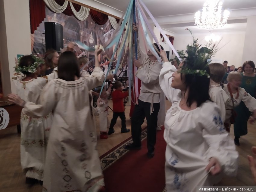 Люди и куклы в костюмах стиля "Подворье"