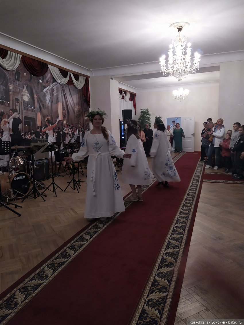 Люди и куклы в костюмах стиля "Подворье" (фото 10)