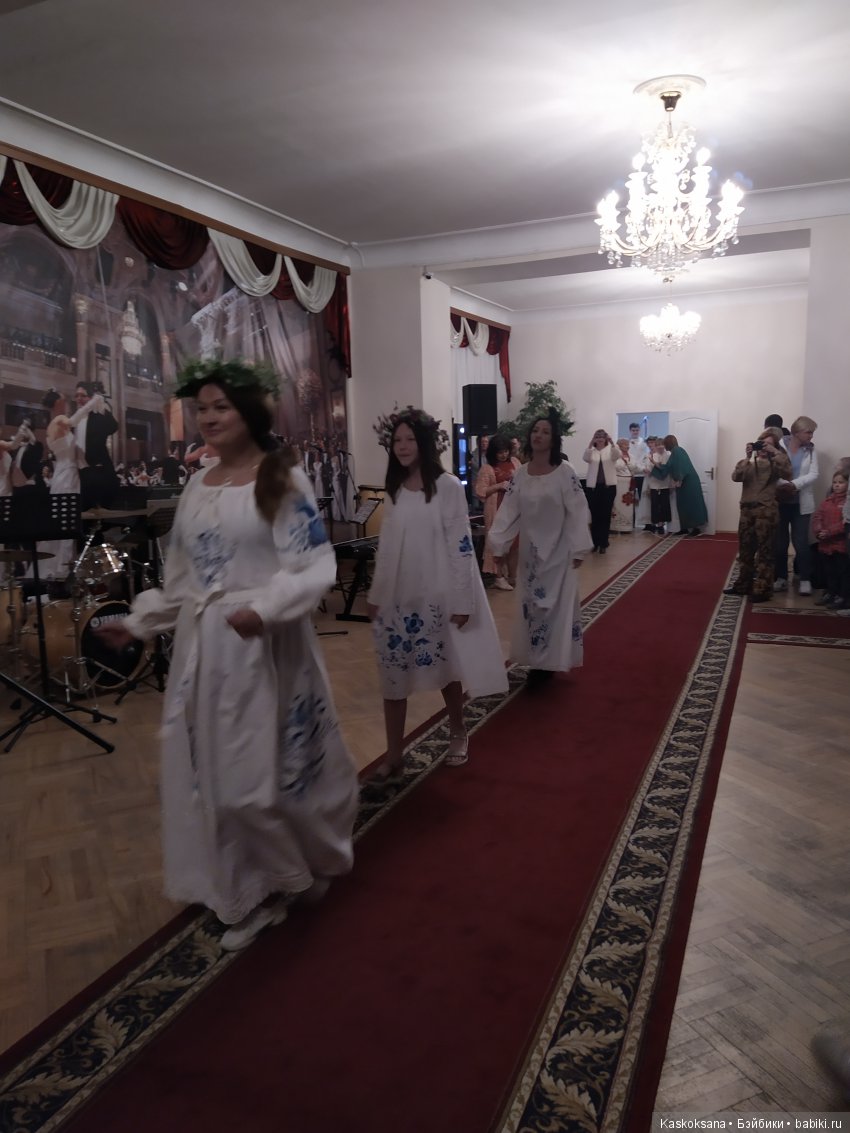 Люди и куклы в костюмах стиля "Подворье"