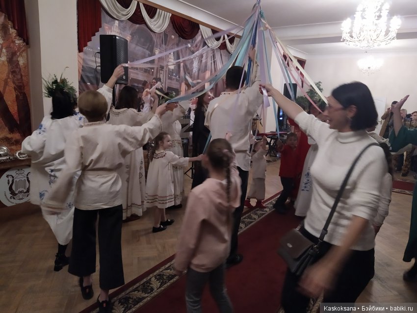 Люди и куклы в костюмах стиля "Подворье"