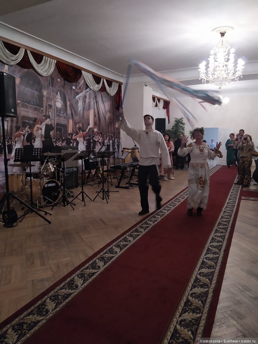 Люди и куклы в костюмах стиля "Подворье"