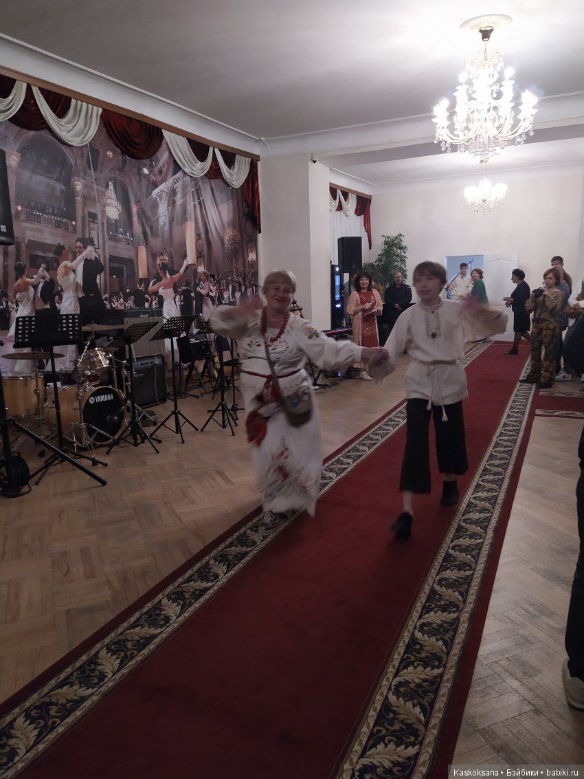 Люди и куклы в костюмах стиля "Подворье"