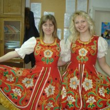 Люди и куклы в костюмах  стиля  "Подворье"