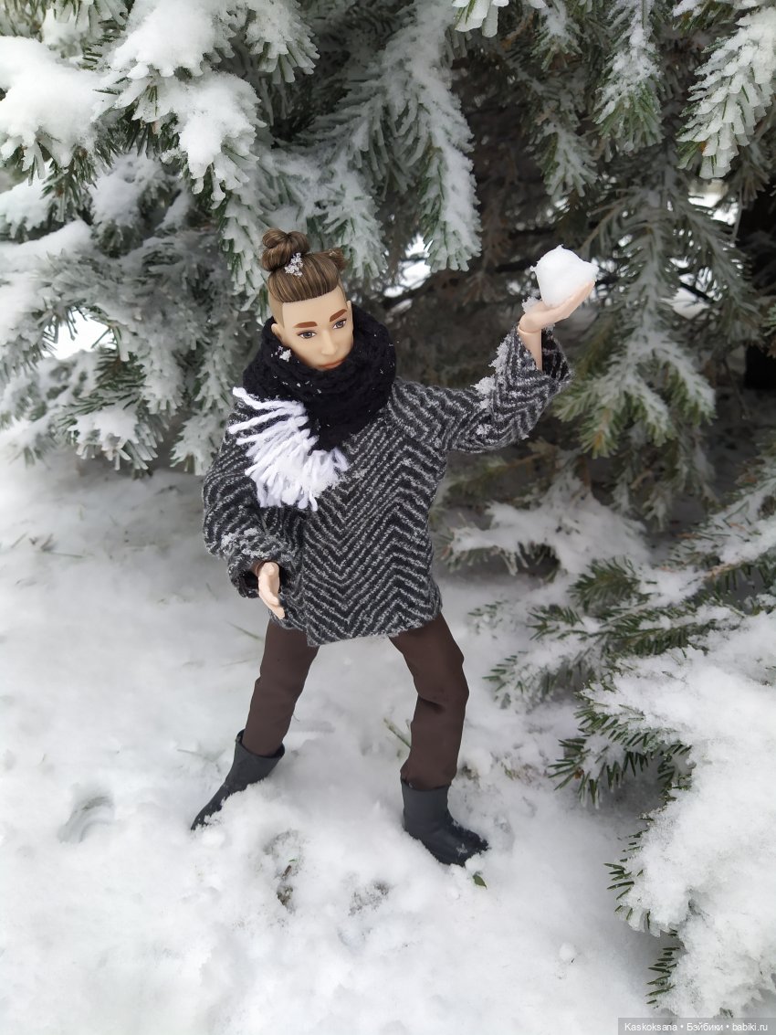 Слав с Ягодкой играют в снежки