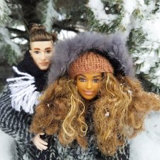 Слав с Ягодкой играют в снежки