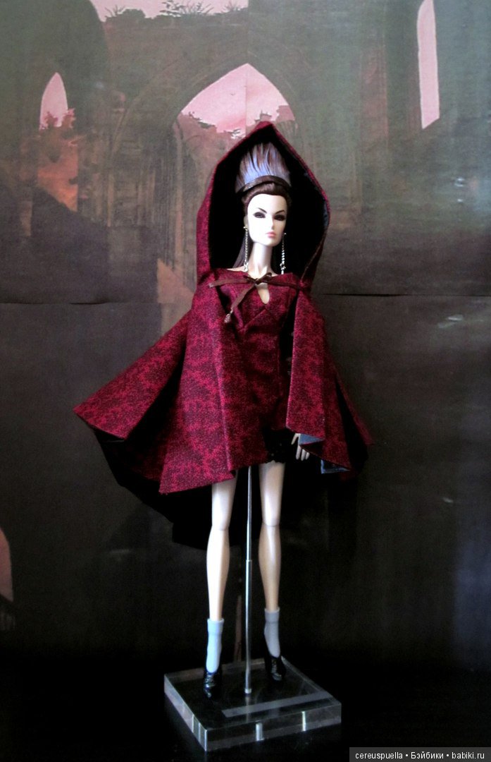 Тихо ночью и вдвоем по руинам мы идем