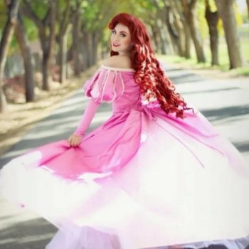 "Танк" в розовом платье.