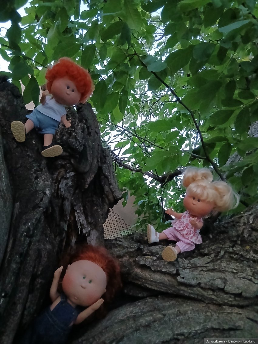 День лазания по деревьям — Куклы Nines d'Onil (Нинес): Миа (Mia) (фото 8)