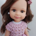 Клео брюнетка в наряде с туфельками