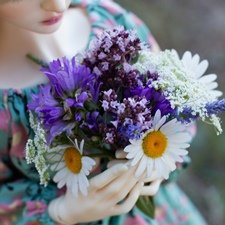 Дарите чаще девушкам цветы