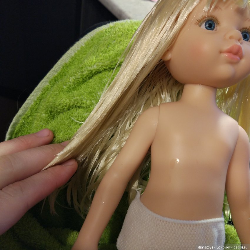 Что будет, если взять Клаудию от Паола Рейна с волнистыми волосами и отрезать ей челку? А потом распрямить волосы