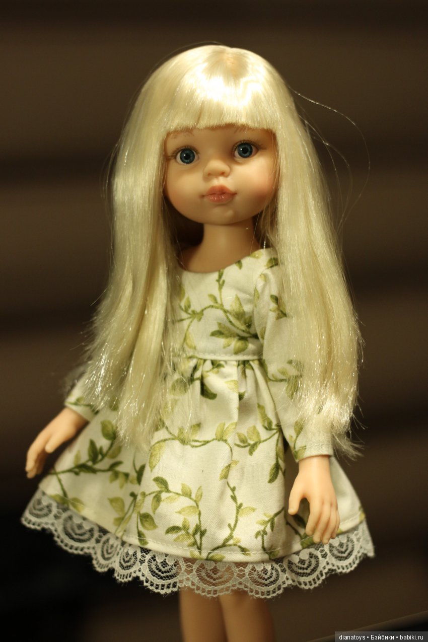 Что будет, если взять Клаудию от Паола Рейна с волнистыми волосами и отрезать ей челку? А потом распрямить волосы