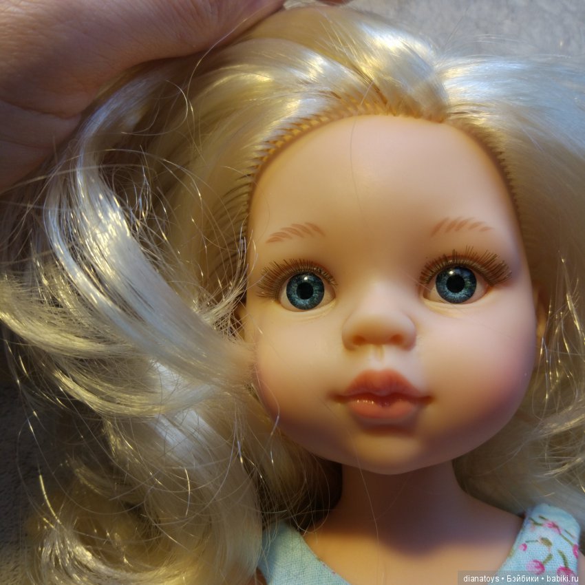 Что будет, если взять Клаудию от Паола Рейна с волнистыми волосами и отрезать ей челку? А потом распрямить волосы