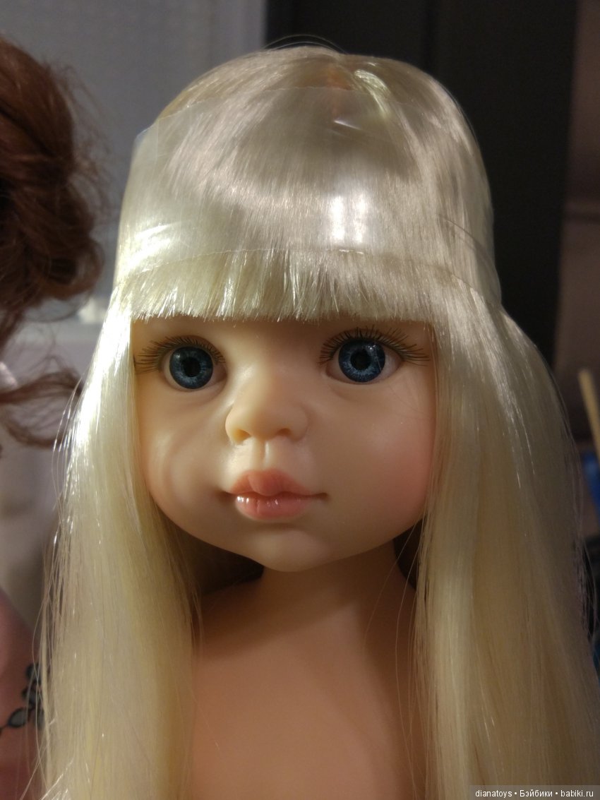 Что будет, если взять Клаудию от Паола Рейна с волнистыми волосами и отрезать ей челку? А потом распрямить волосы