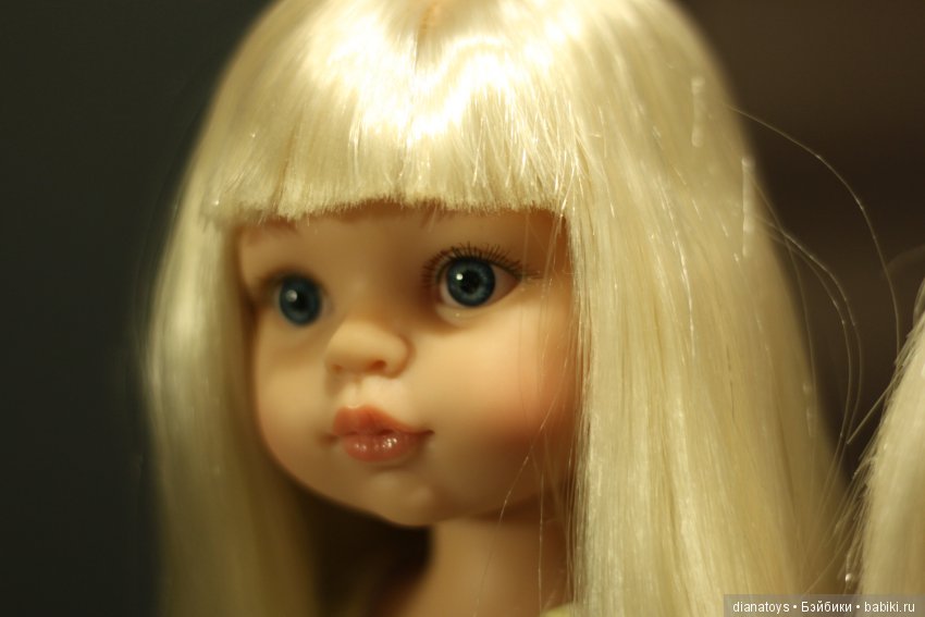 Что будет, если взять Клаудию от Паола Рейна с волнистыми волосами и отрезать ей челку? А потом распрямить волосы