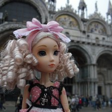 Hestia - в оригинальном образе в Венеции.