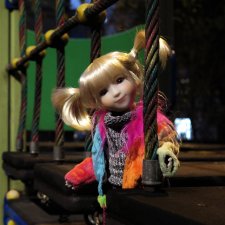 Калли-Стелла Ruby Red Siblies на прогулке в арбатских переулках.