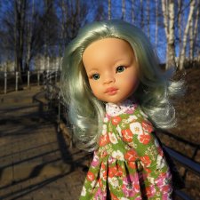 Паола Рейна Лиу с мятными волосами